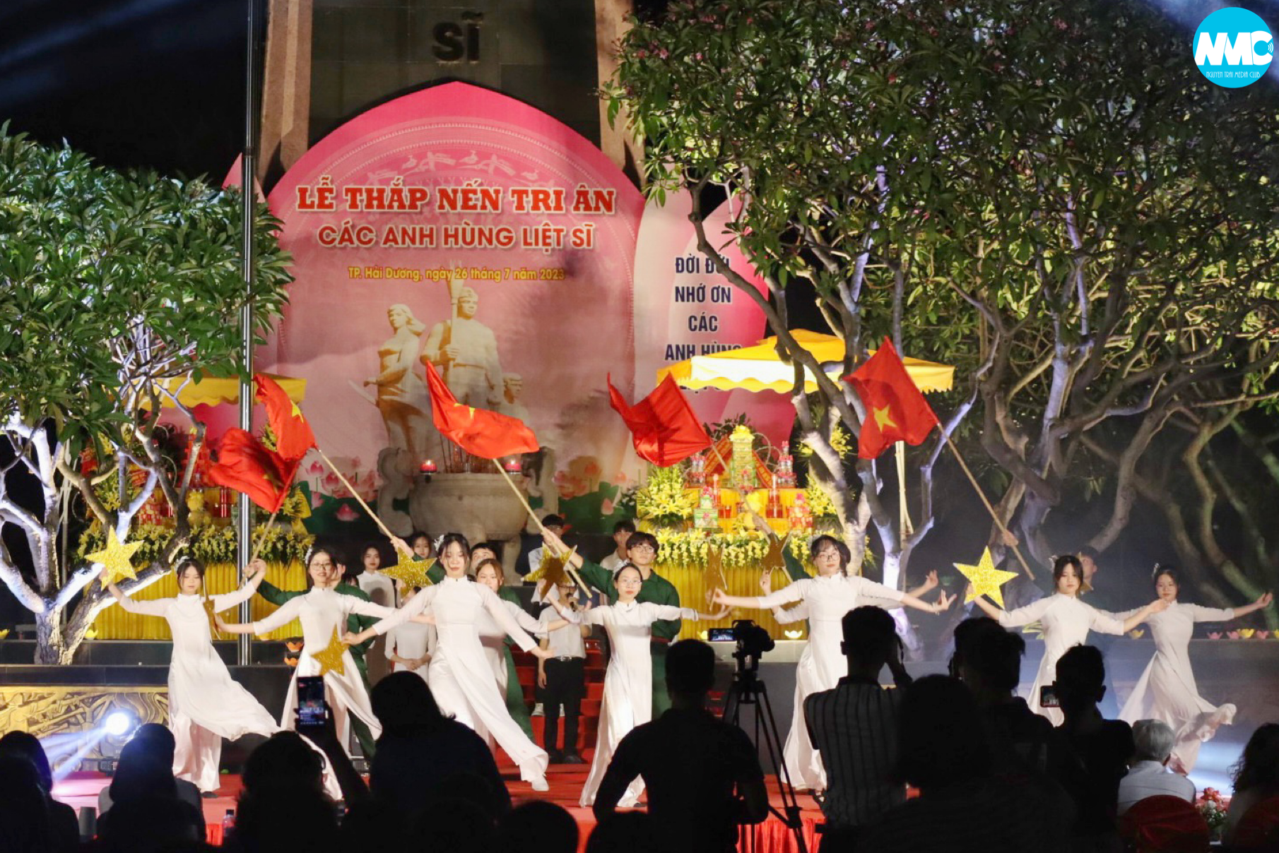 Nhấn để phóng to